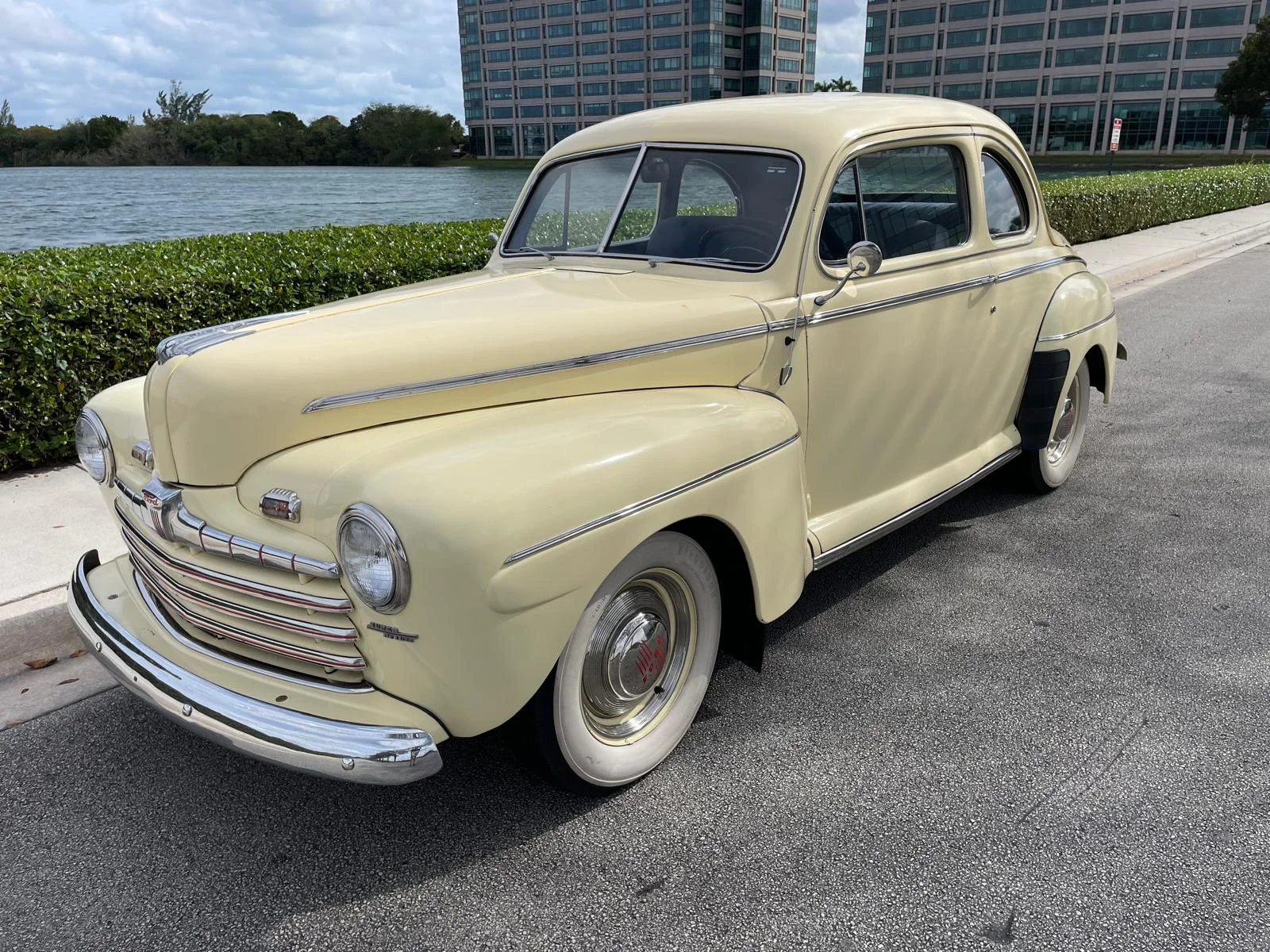 Ford-Super-deluxe-1946-Yellow-Blue-2