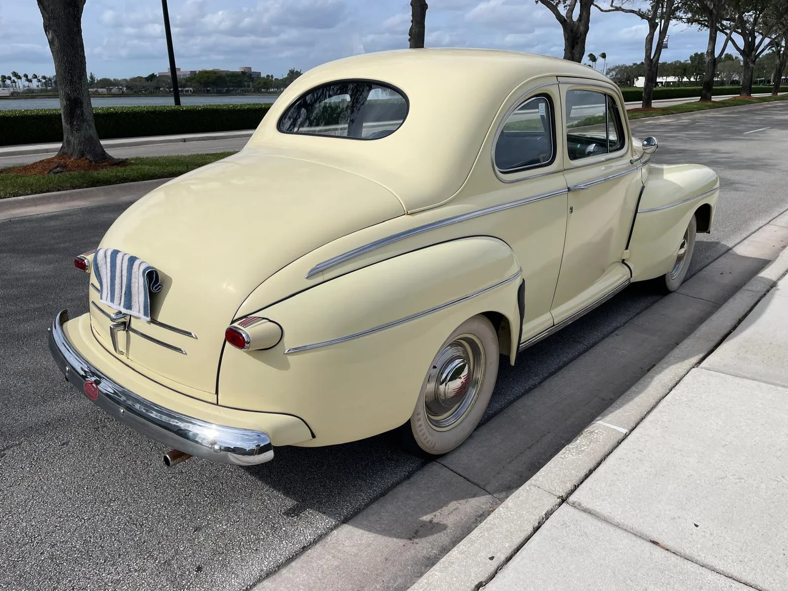 Ford-Super-deluxe-1946-Yellow-Blue-3