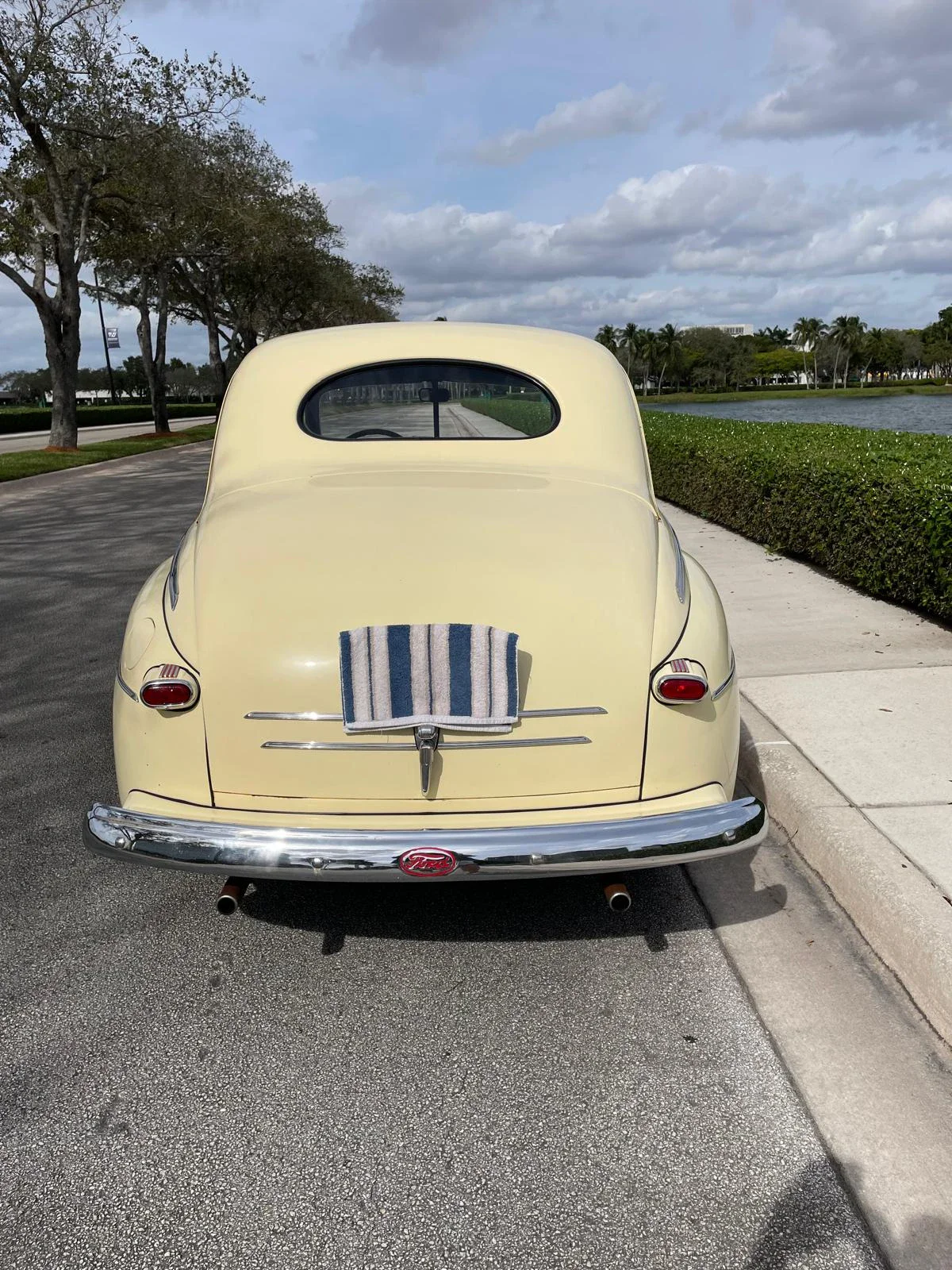 Ford-Super-deluxe-1946-Yellow-Blue-5