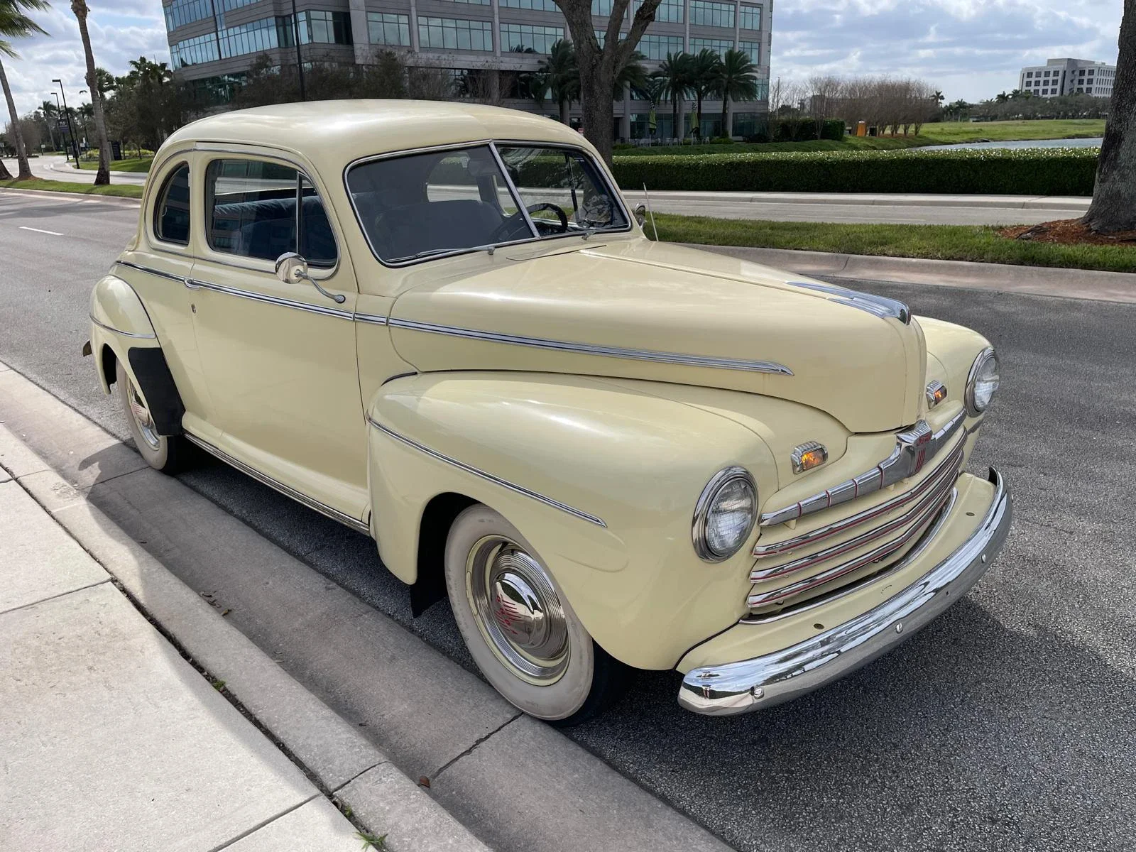 Ford-Super-deluxe-1946-Yellow-Blue-9