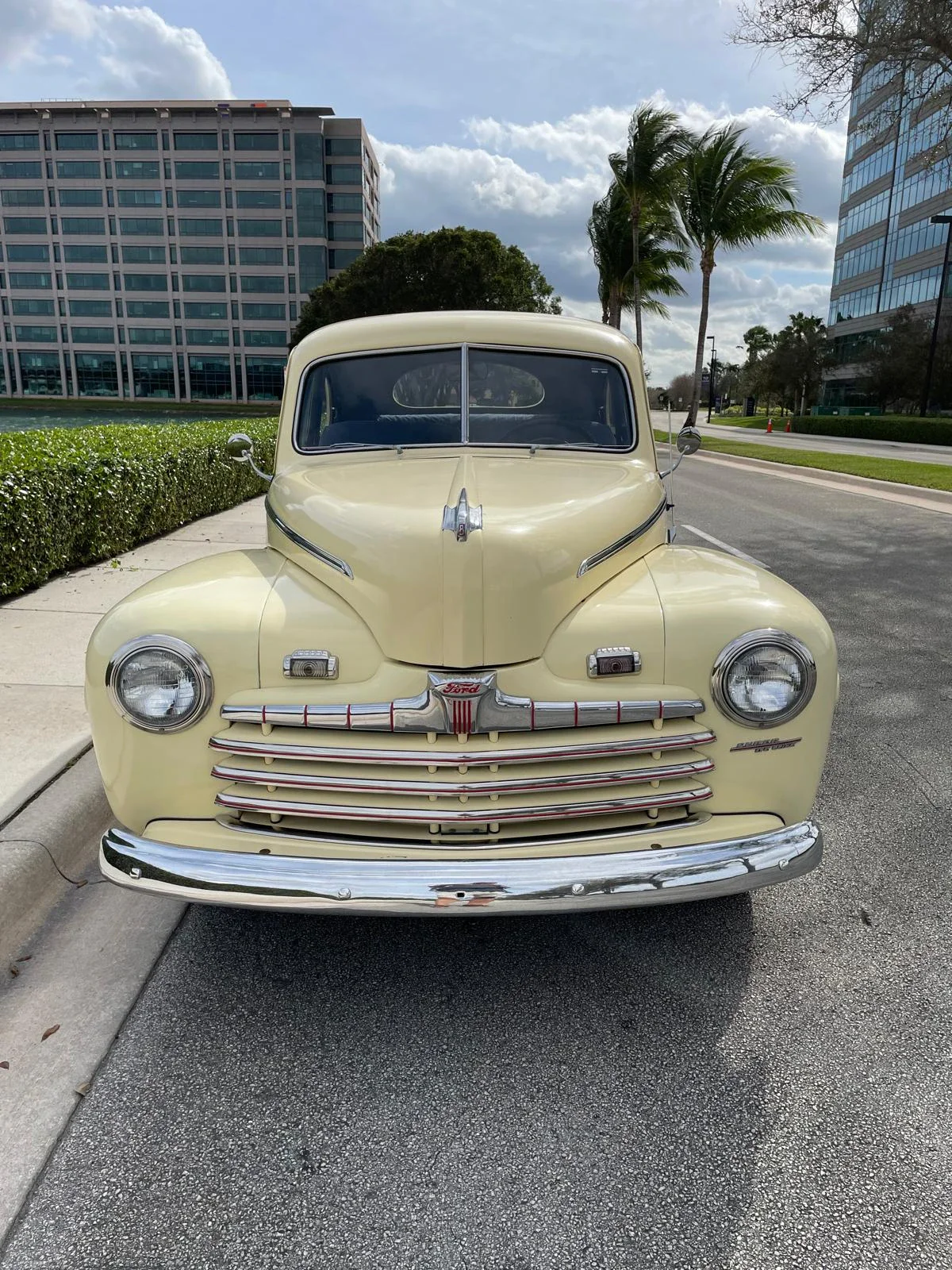 Ford-Super-deluxe-1946-Yellow-Blue