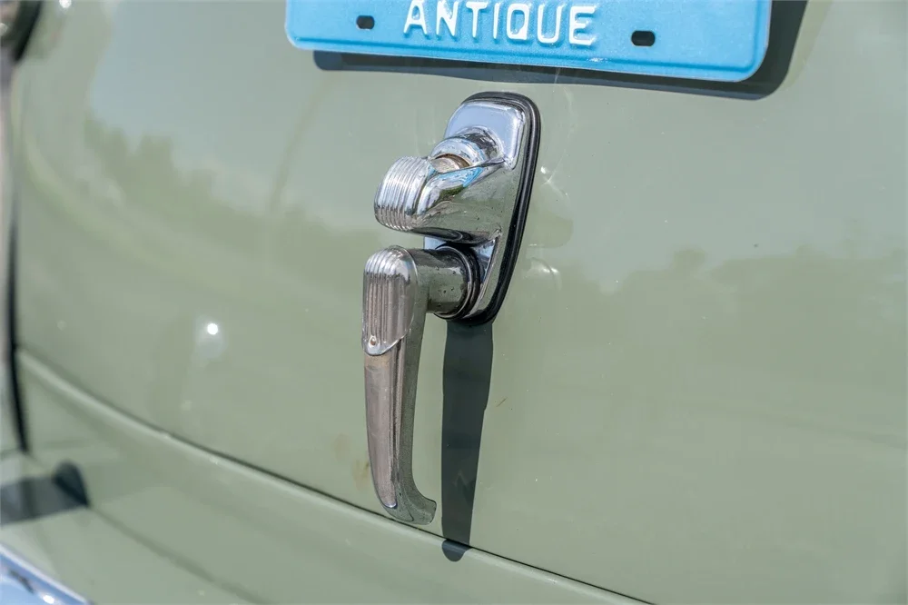 Ford-Super-deluxe-1948-Green-White-11