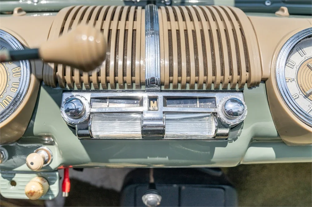 Ford-Super-deluxe-1948-Green-White-20