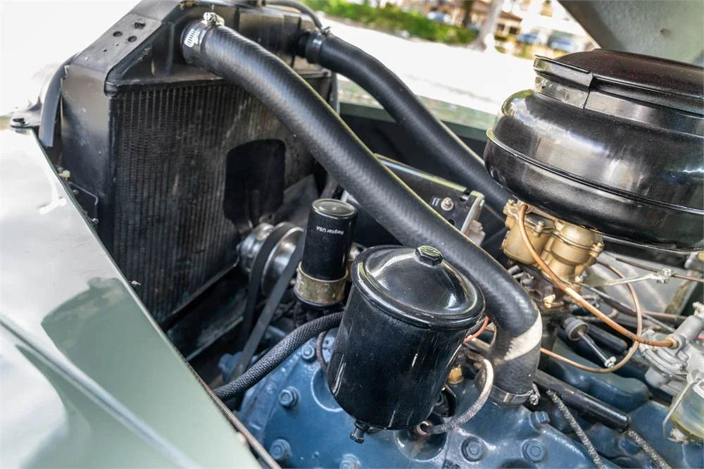Ford-Super-deluxe-1948-Green-White-27