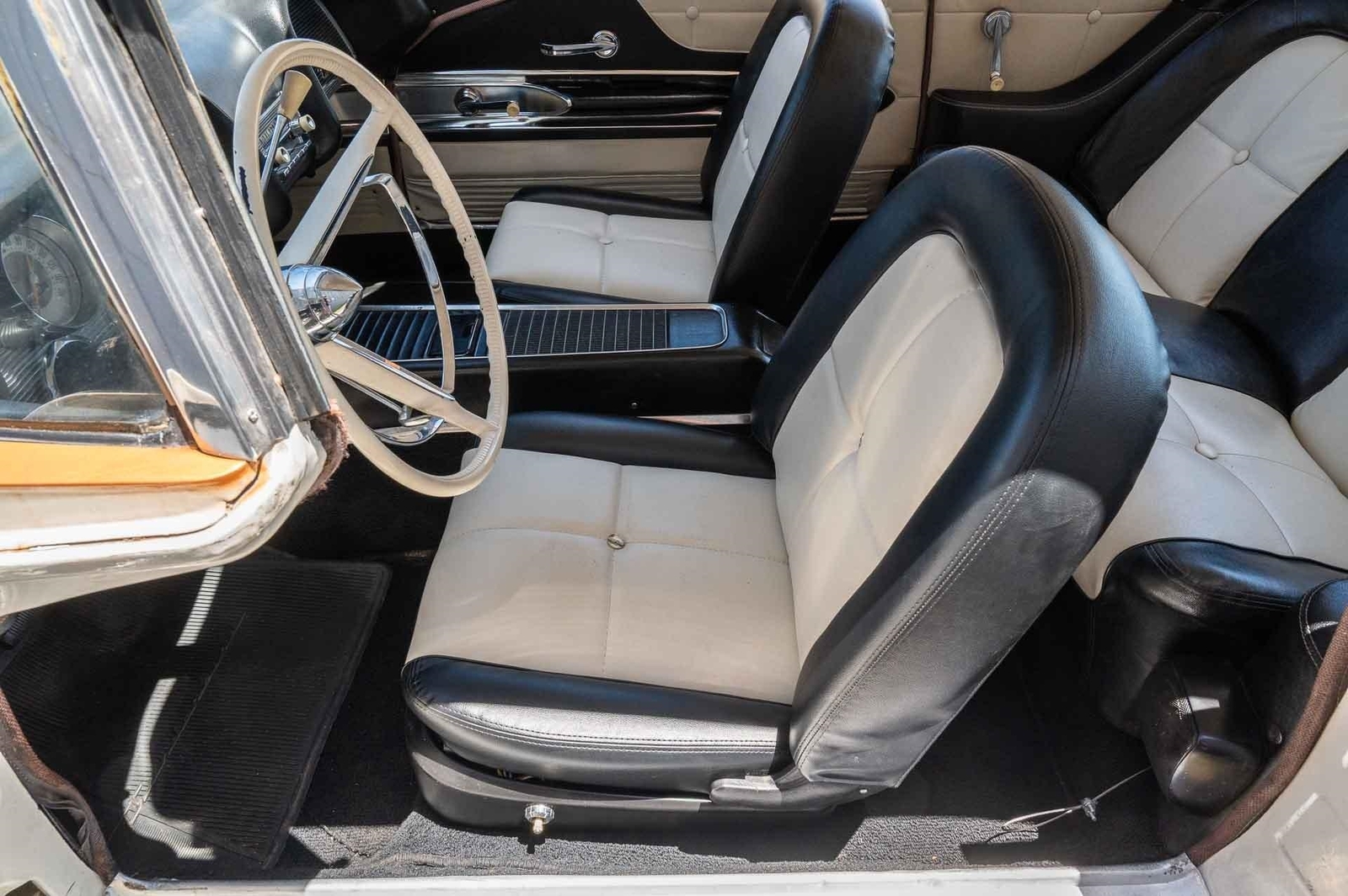 Ford-Thunderbird-1960-2-Door-10
