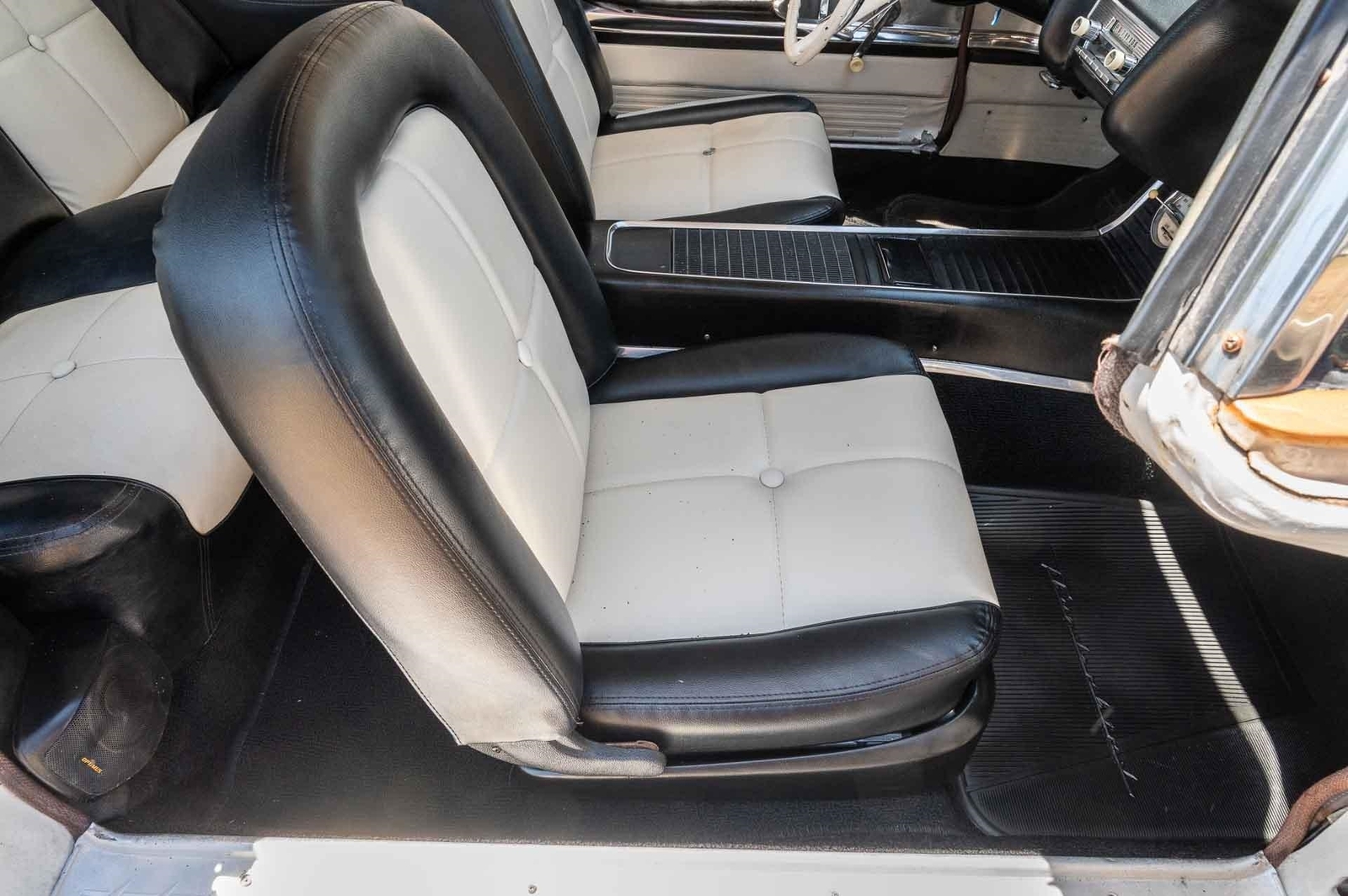Ford-Thunderbird-1960-2-Door-11