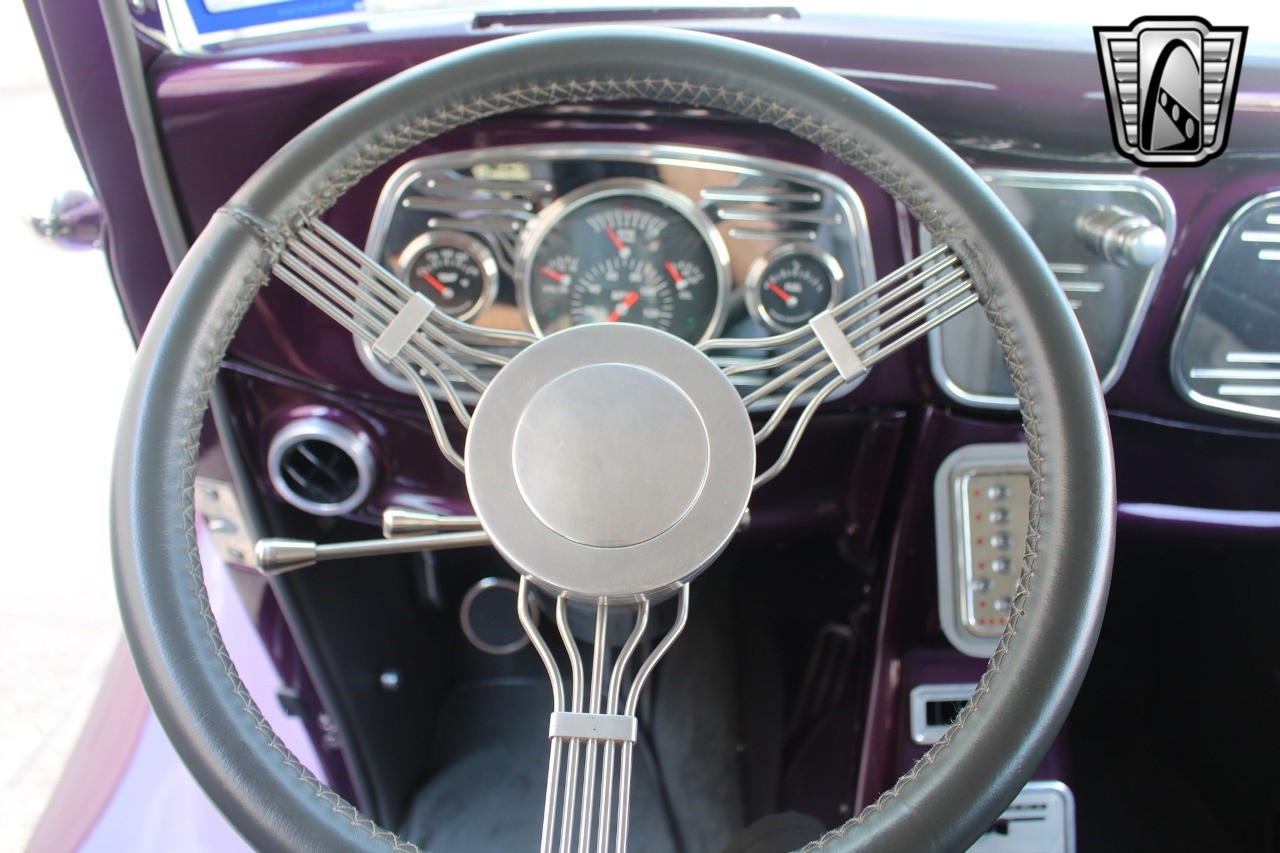 Ford-Tudor-Sedan-1933-19