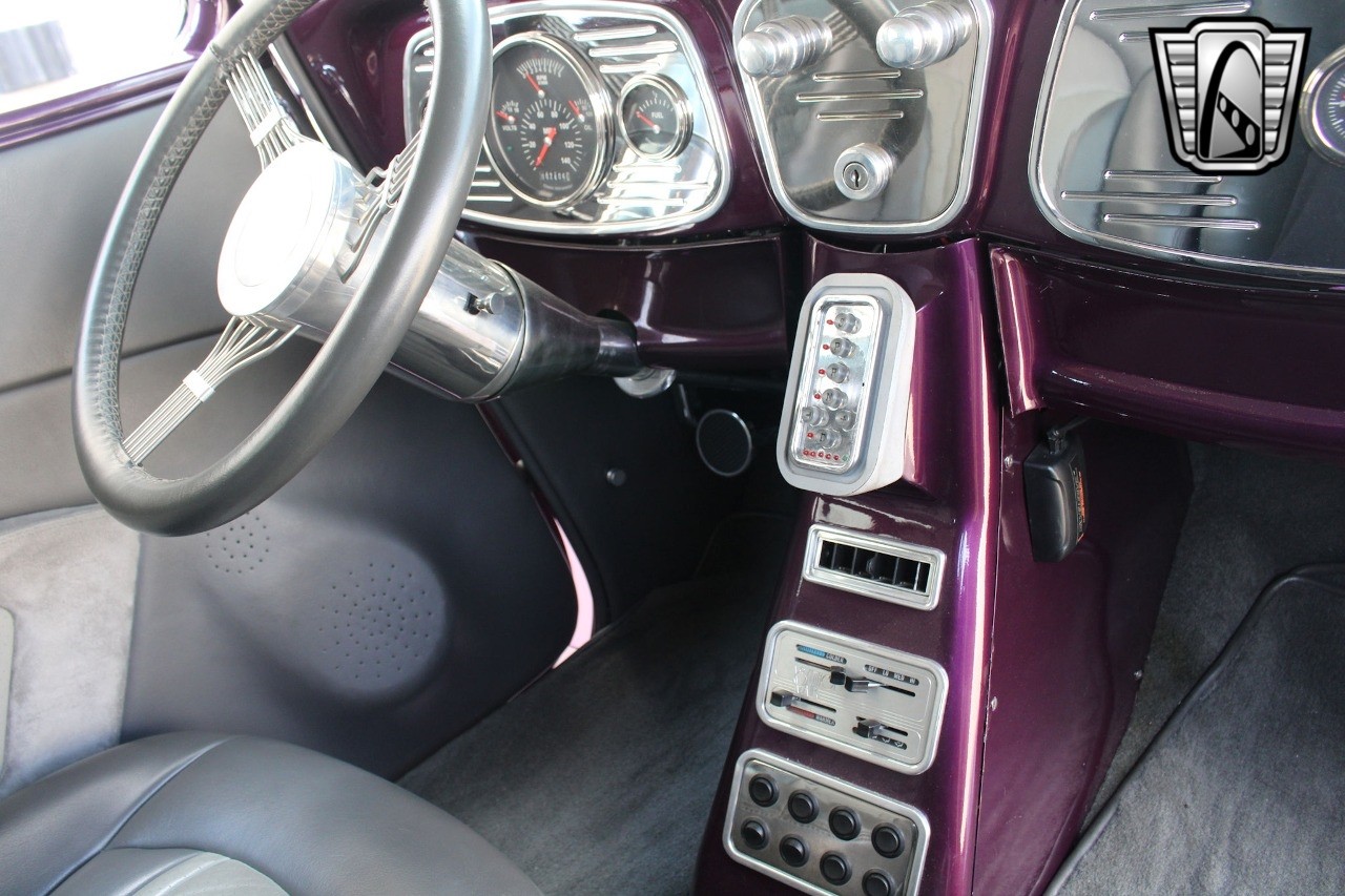 Ford-Tudor-Sedan-1933-21