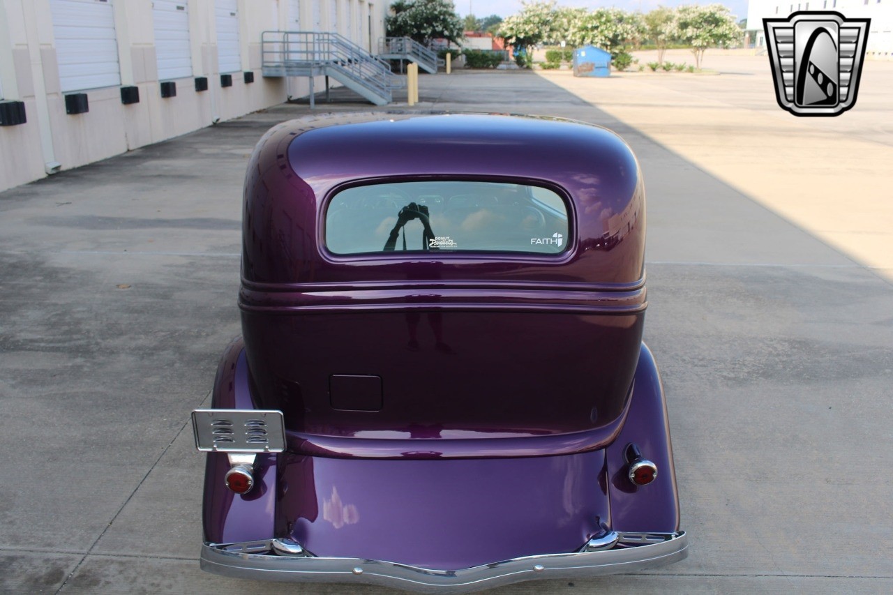 Ford-Tudor-Sedan-1933-28