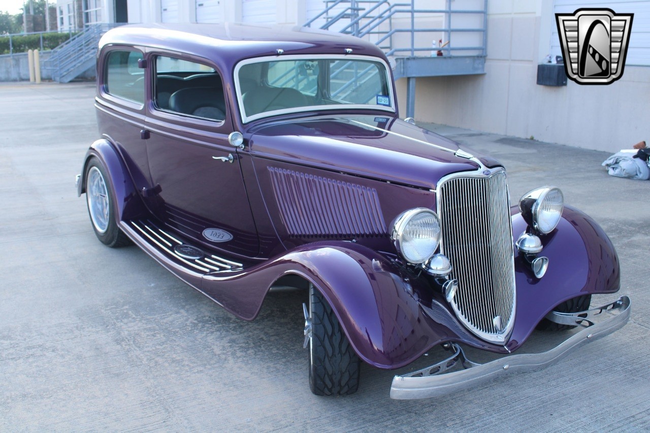 Ford-Tudor-Sedan-1933-36