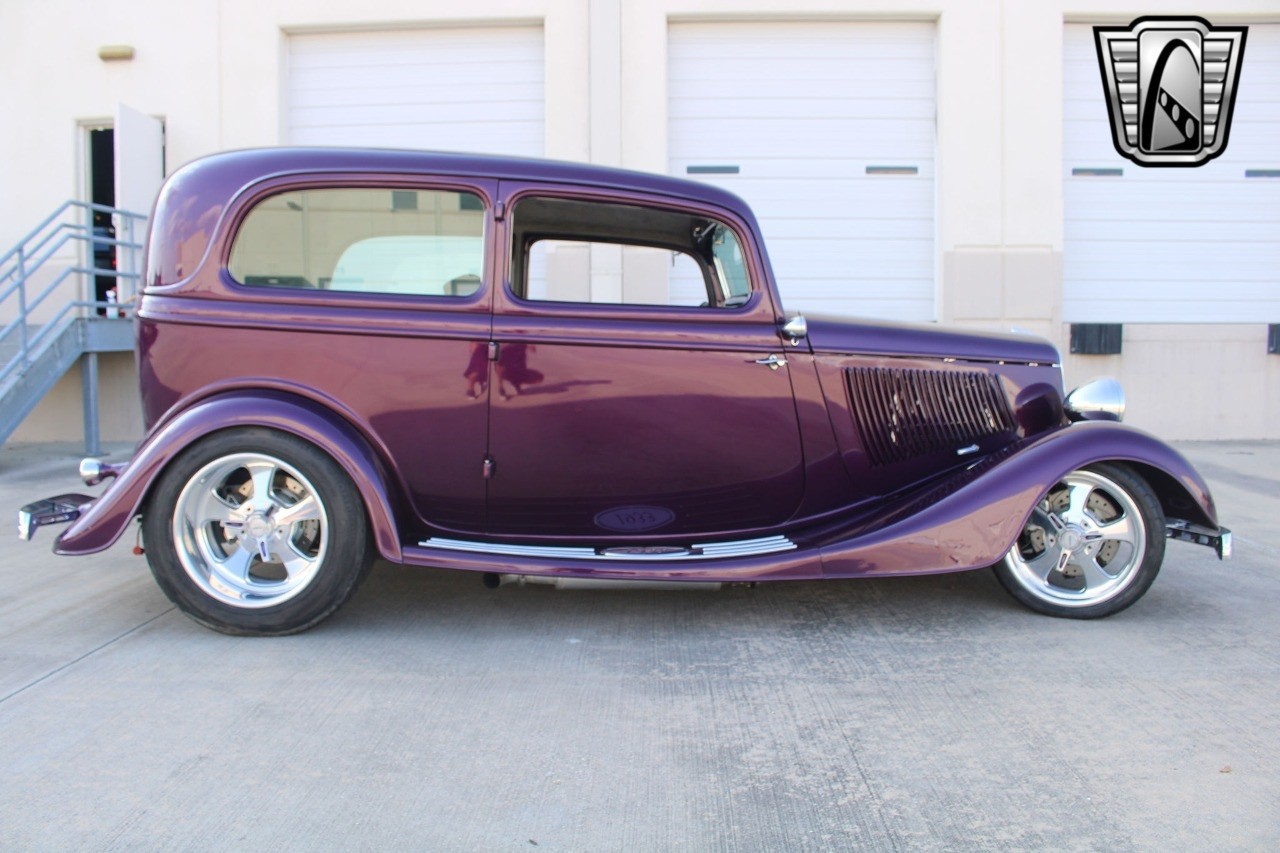 Ford-Tudor-Sedan-1933-6