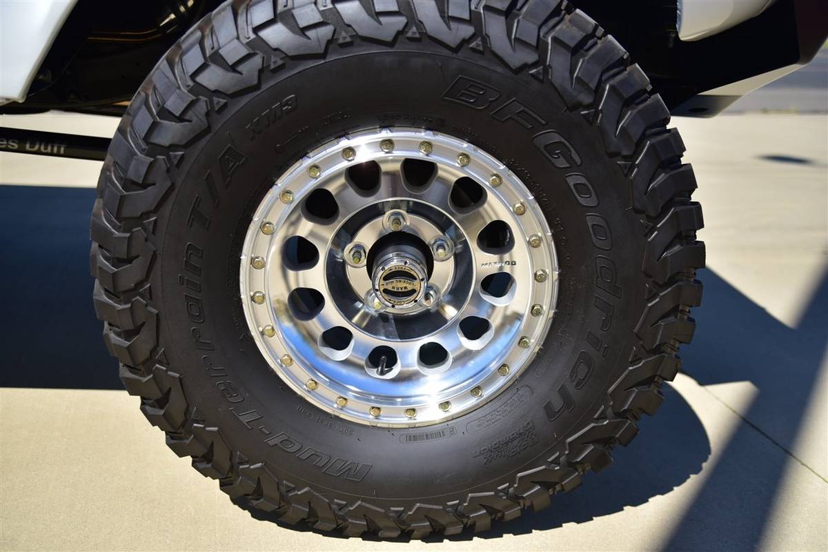 Ford-bronco-1971-white-6