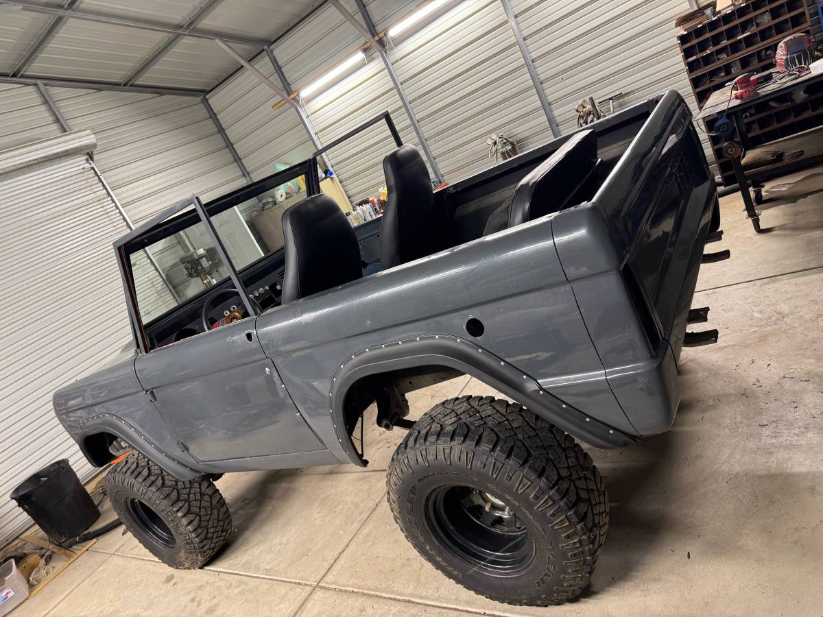 Ford-bronco-1974-grey-1