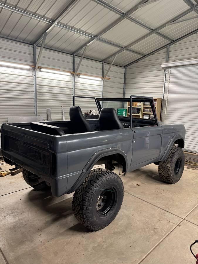 Ford-bronco-1974-grey-2