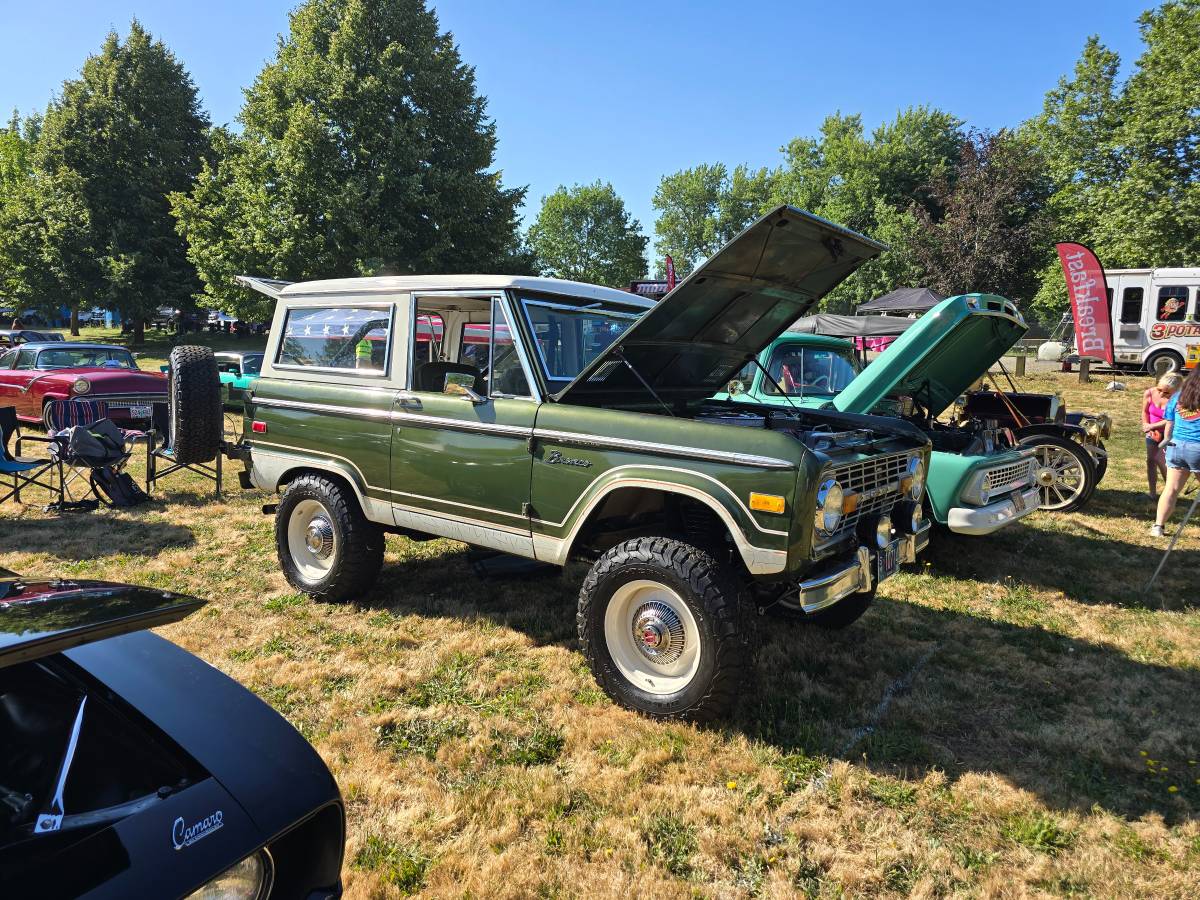 Ford-bronco-1976-green-1