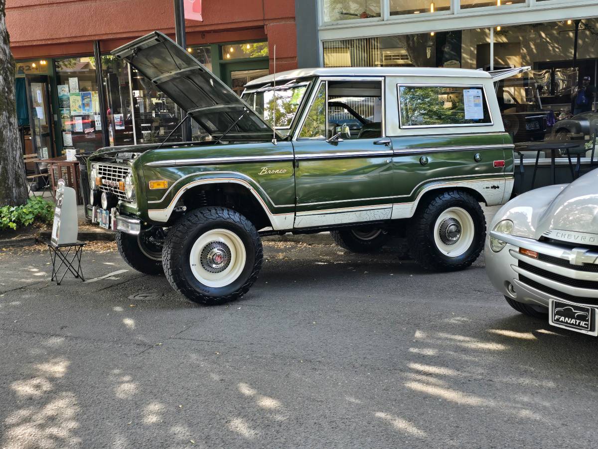 Ford-bronco-1976-green-3