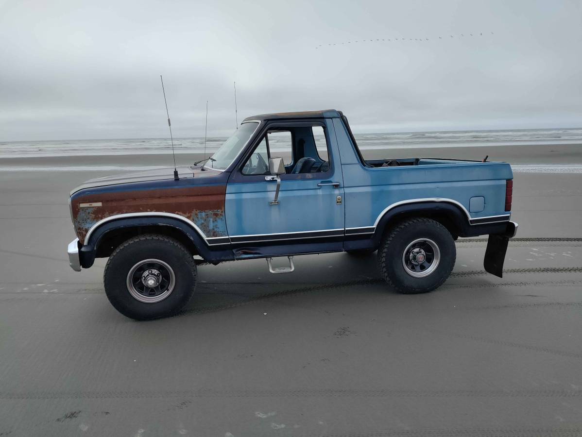 Ford-bronco-1983-blue-1