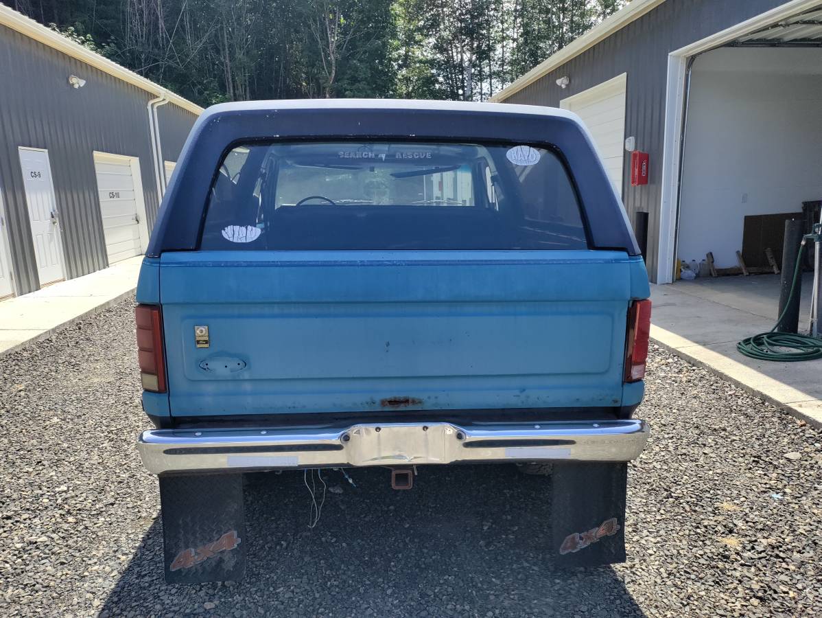 Ford-bronco-1983-blue-4