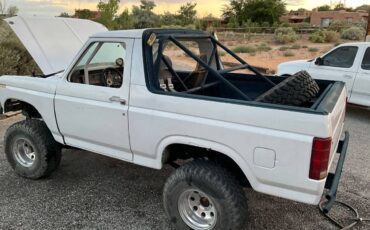 Ford-bronco-1983-white-2