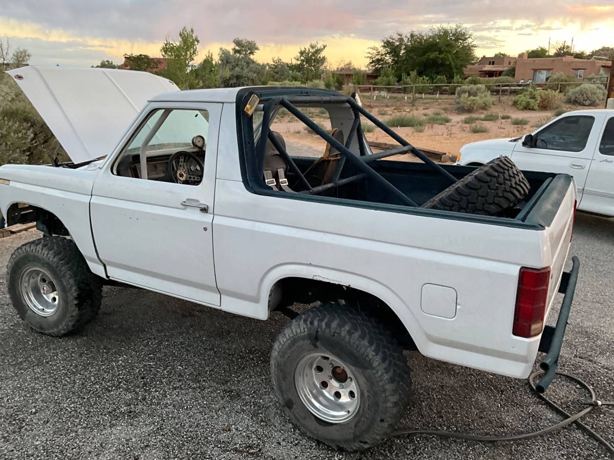 Ford-bronco-1983-white-2