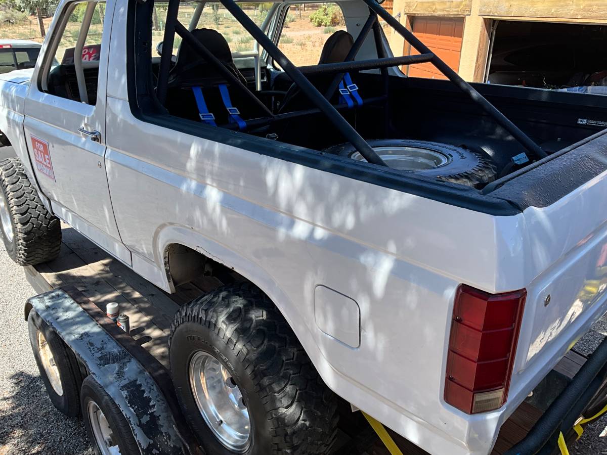 Ford-bronco-1983-white-8