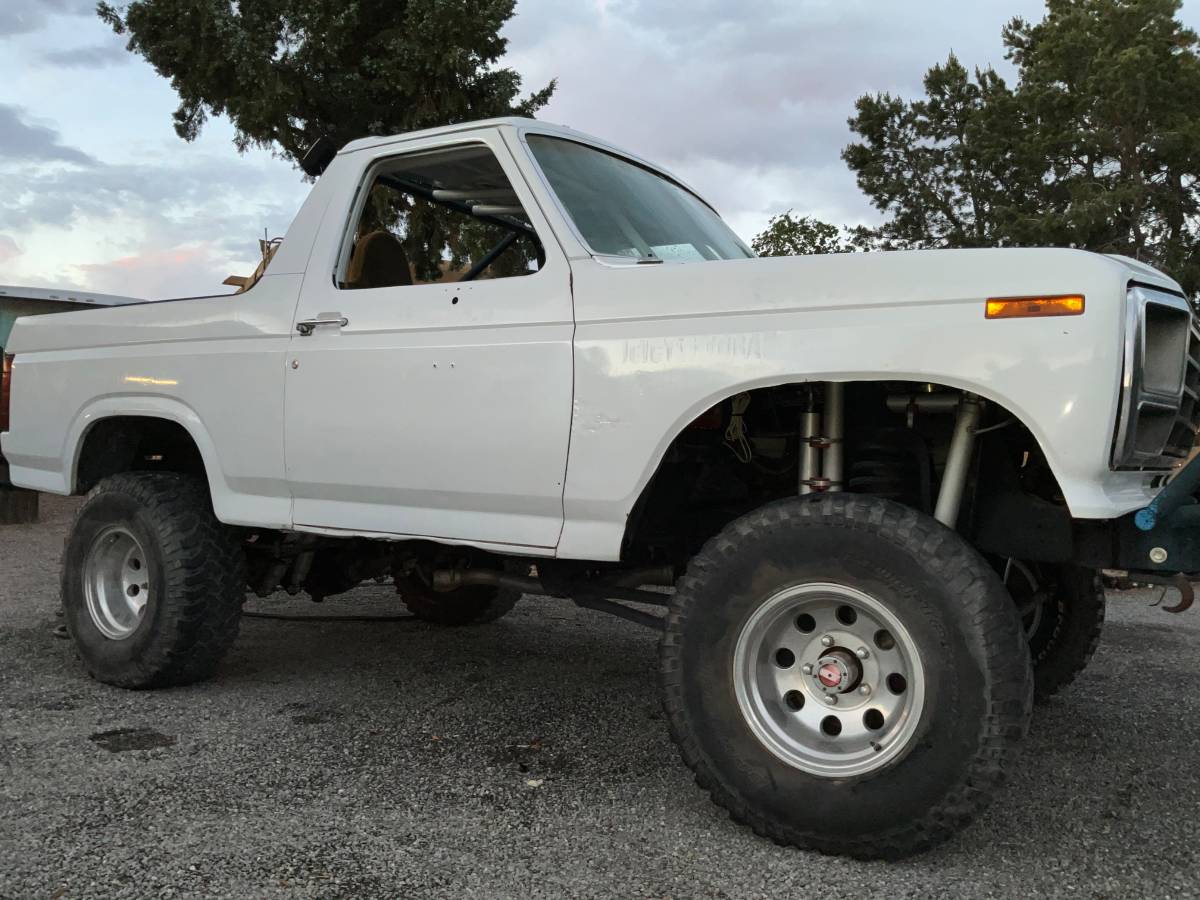 Ford-bronco-1983-white