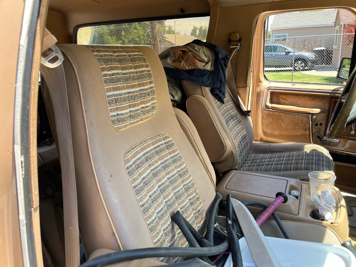 Ford-bronco-1984-brown-3
