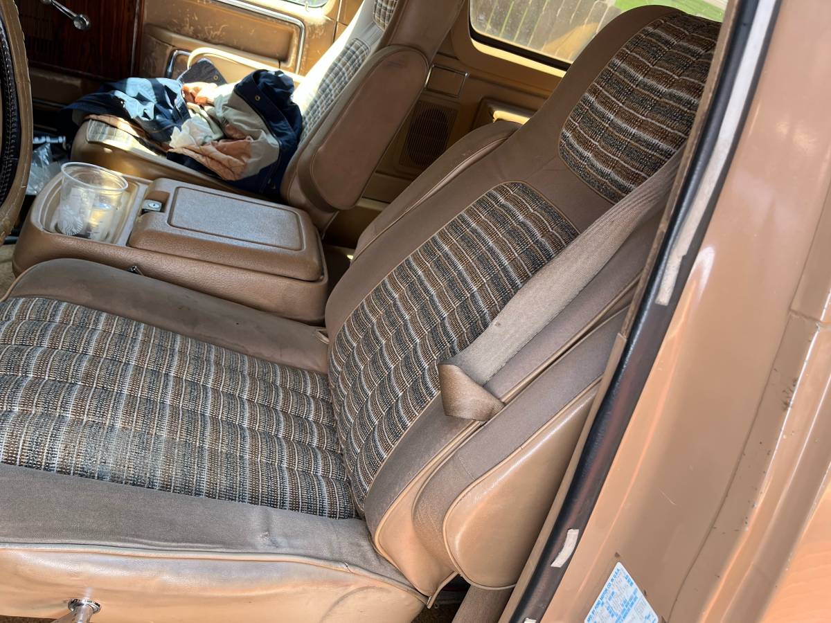Ford-bronco-1984-brown