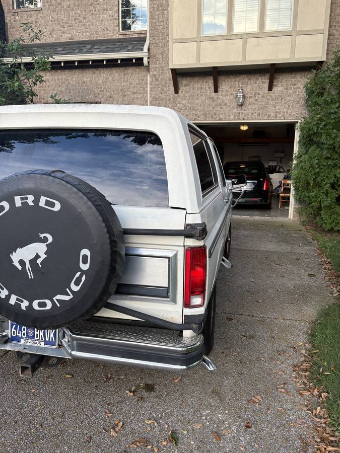 Ford-bronco-1985-white-10