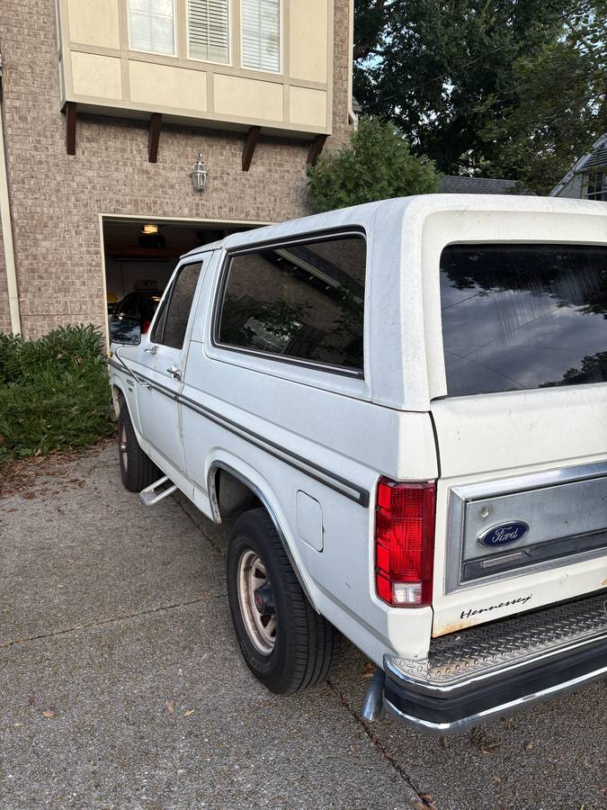 Ford-bronco-1985-white-12