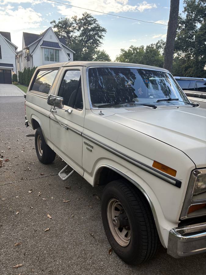 Ford-bronco-1985-white-8