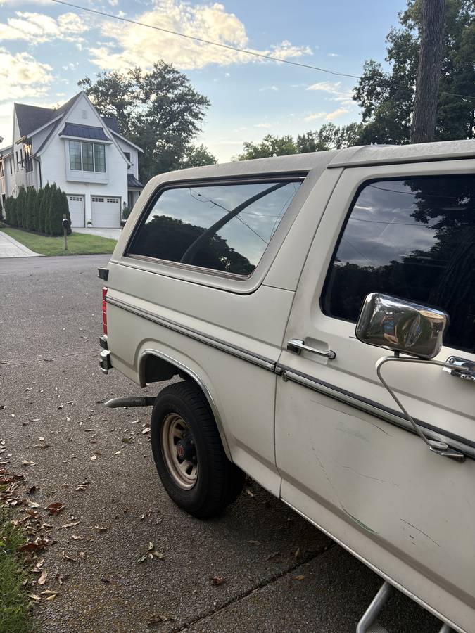 Ford-bronco-1985-white-9