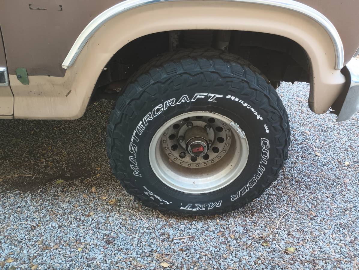 Ford-bronco-1986-brown
