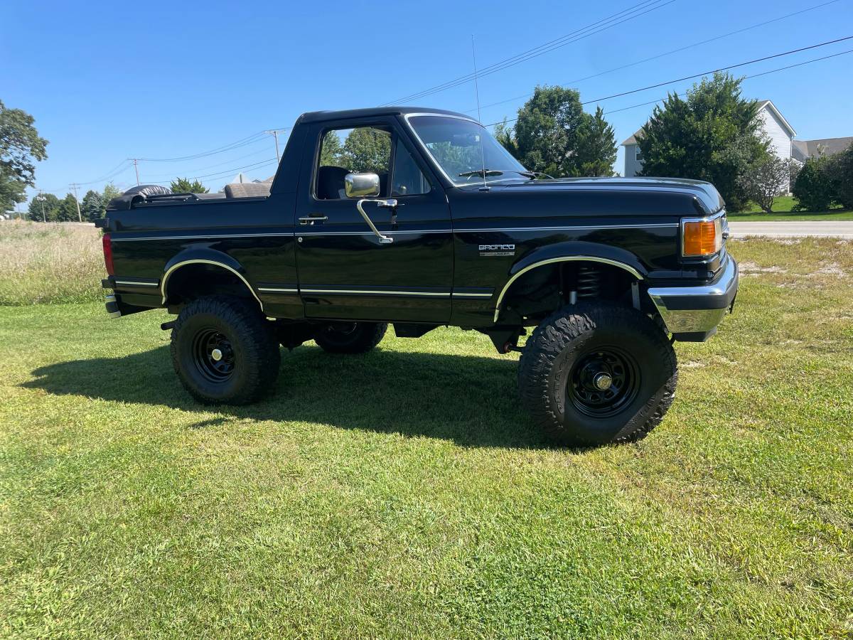Ford-bronco-1989-black-1