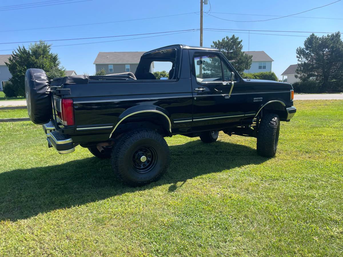 Ford-bronco-1989-black-2