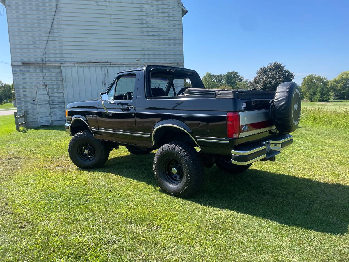 Ford-bronco-1989-black-3