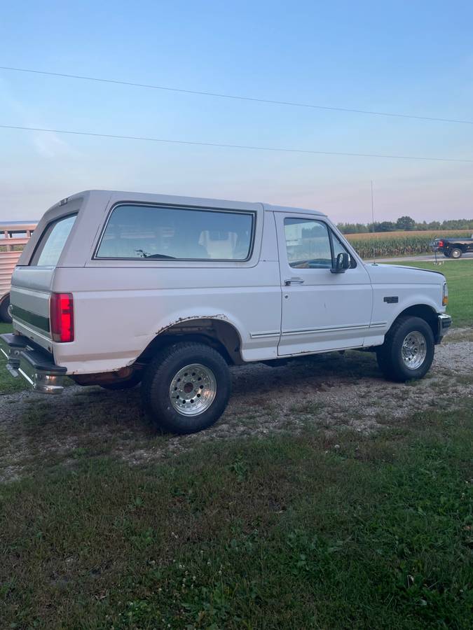 Ford-bronco-1993-white-1