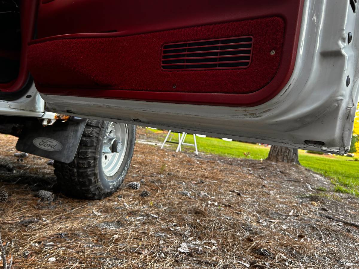 Ford-bronco-1993-white-21
