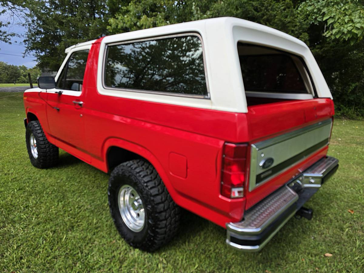 Ford-bronco-4x4-1986-red-9