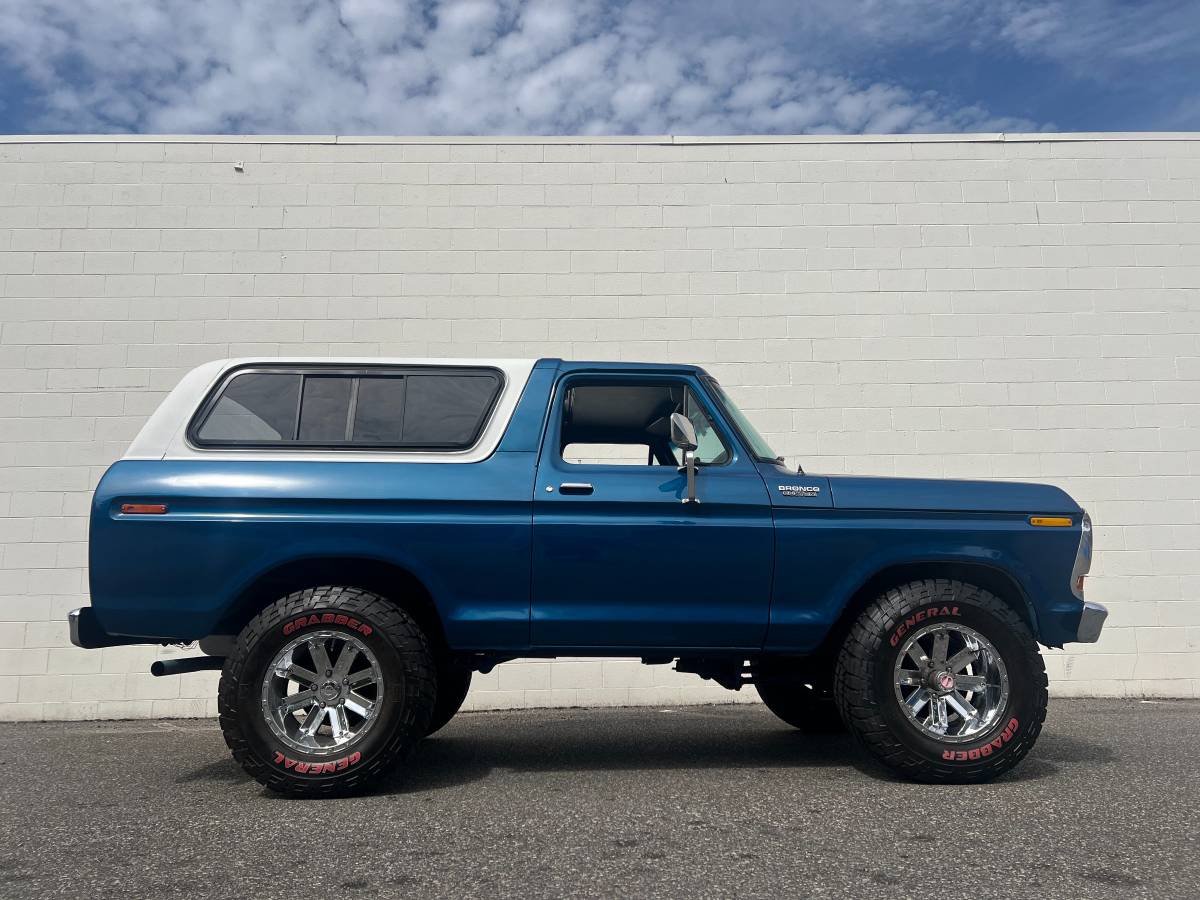 Ford-bronco-custom-1978-blue-13