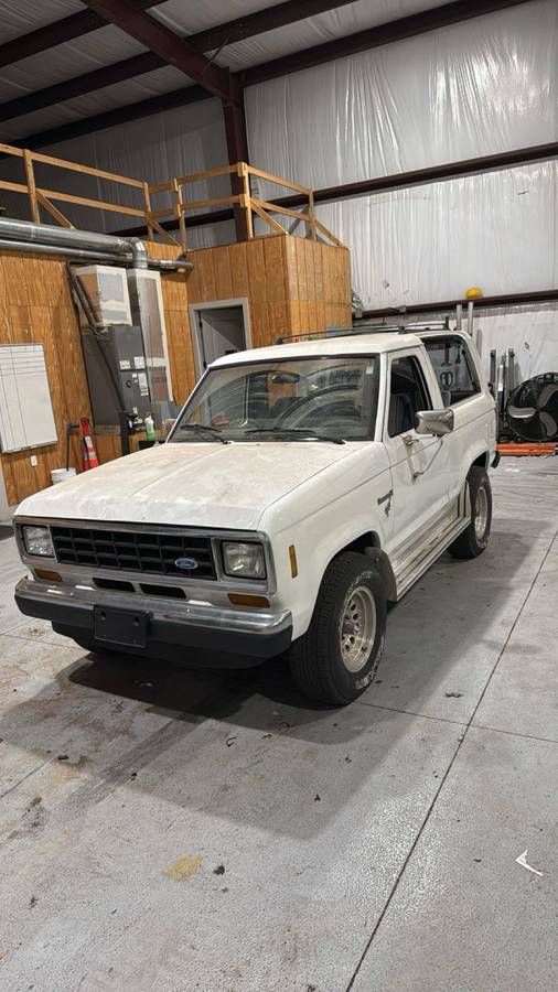 Ford-bronco-i-1986-white
