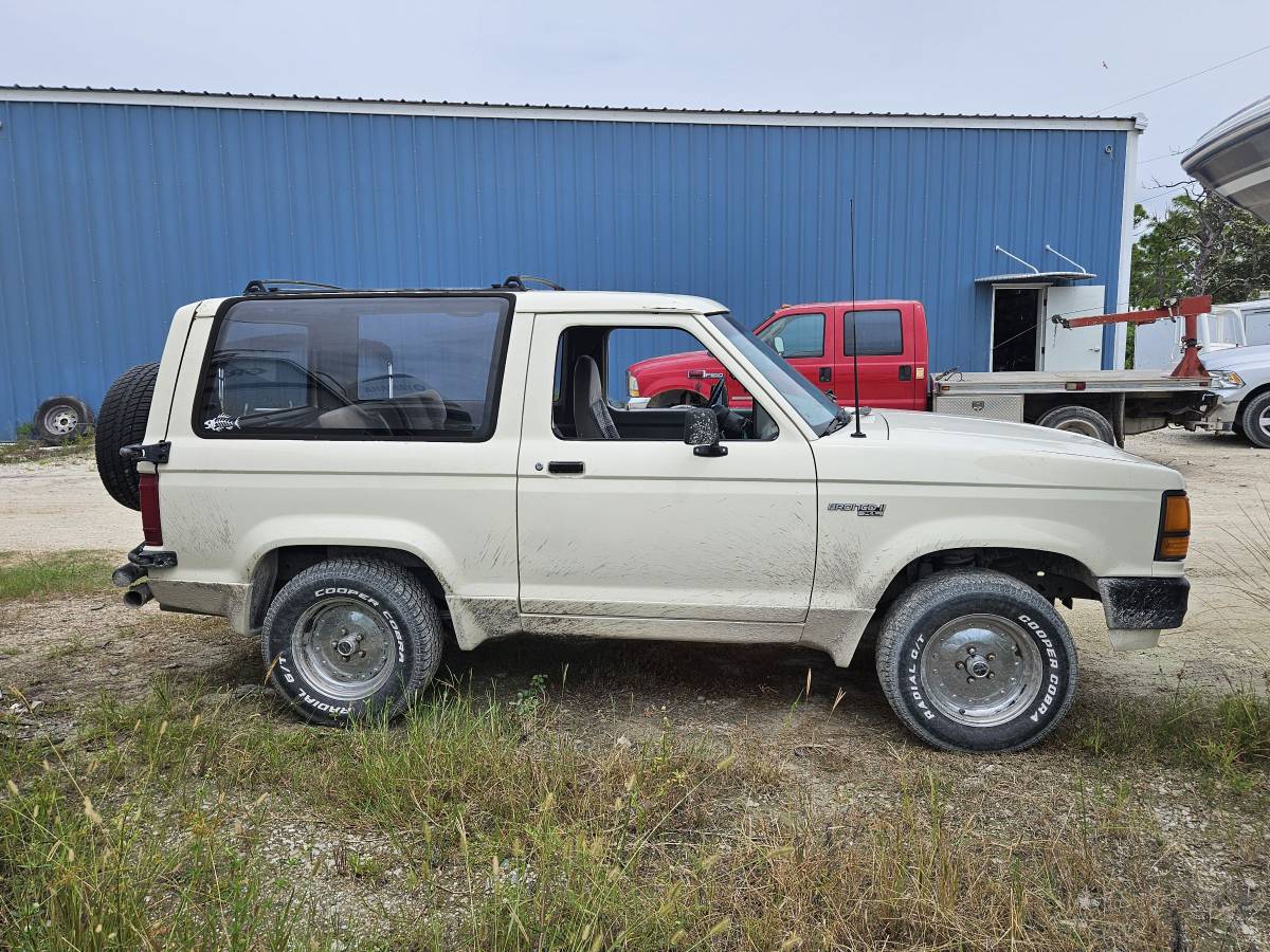 Ford-bronco-ii-1990-white-2