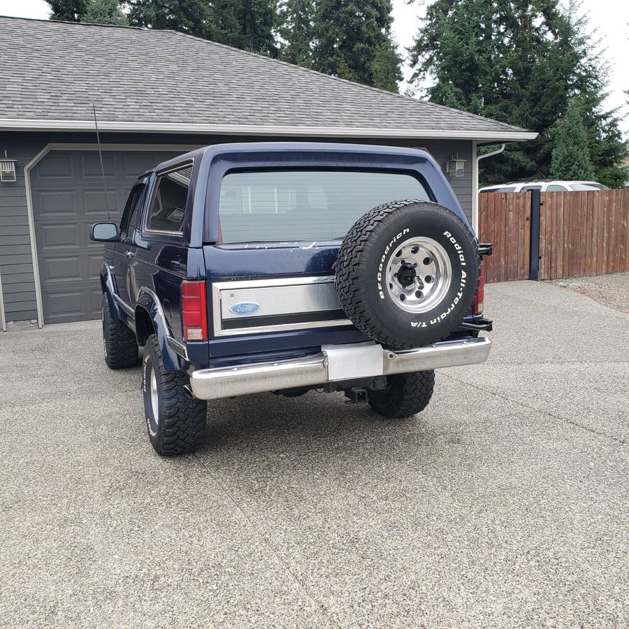 Ford-bronco-xlt-1984-blue-1