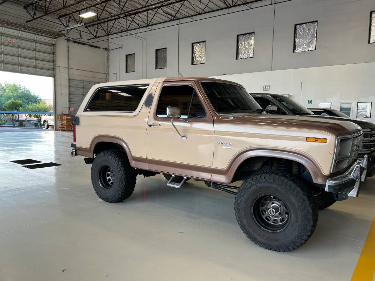 Ford-bronco-xlt-1985-brown-2
