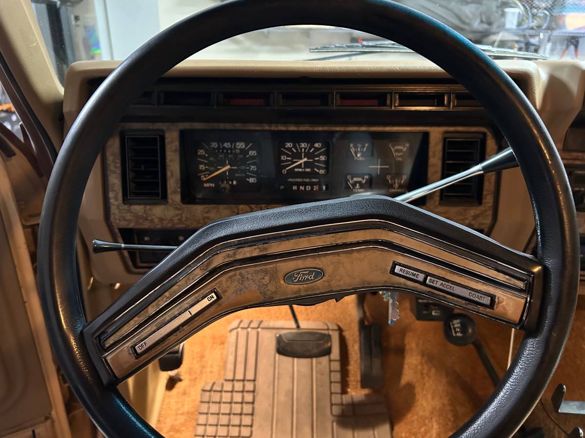 Ford-bronco-xlt-1985-brown-8