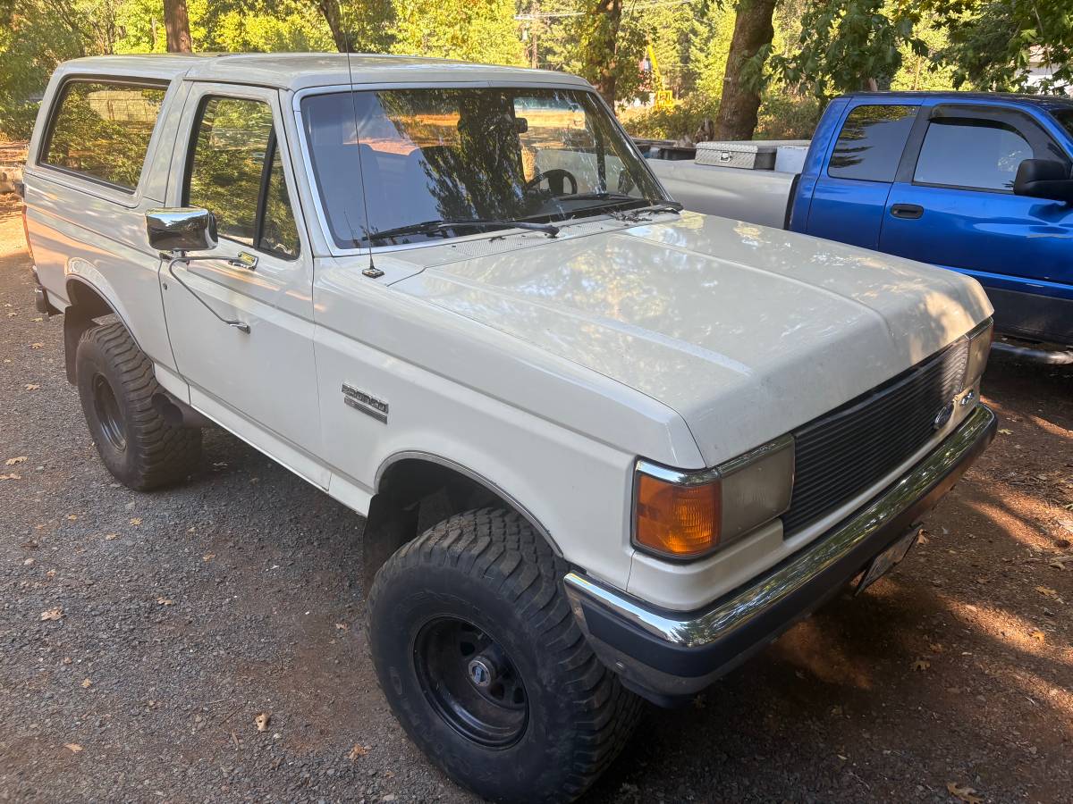 Ford-bronco-xlt-1990-white-1