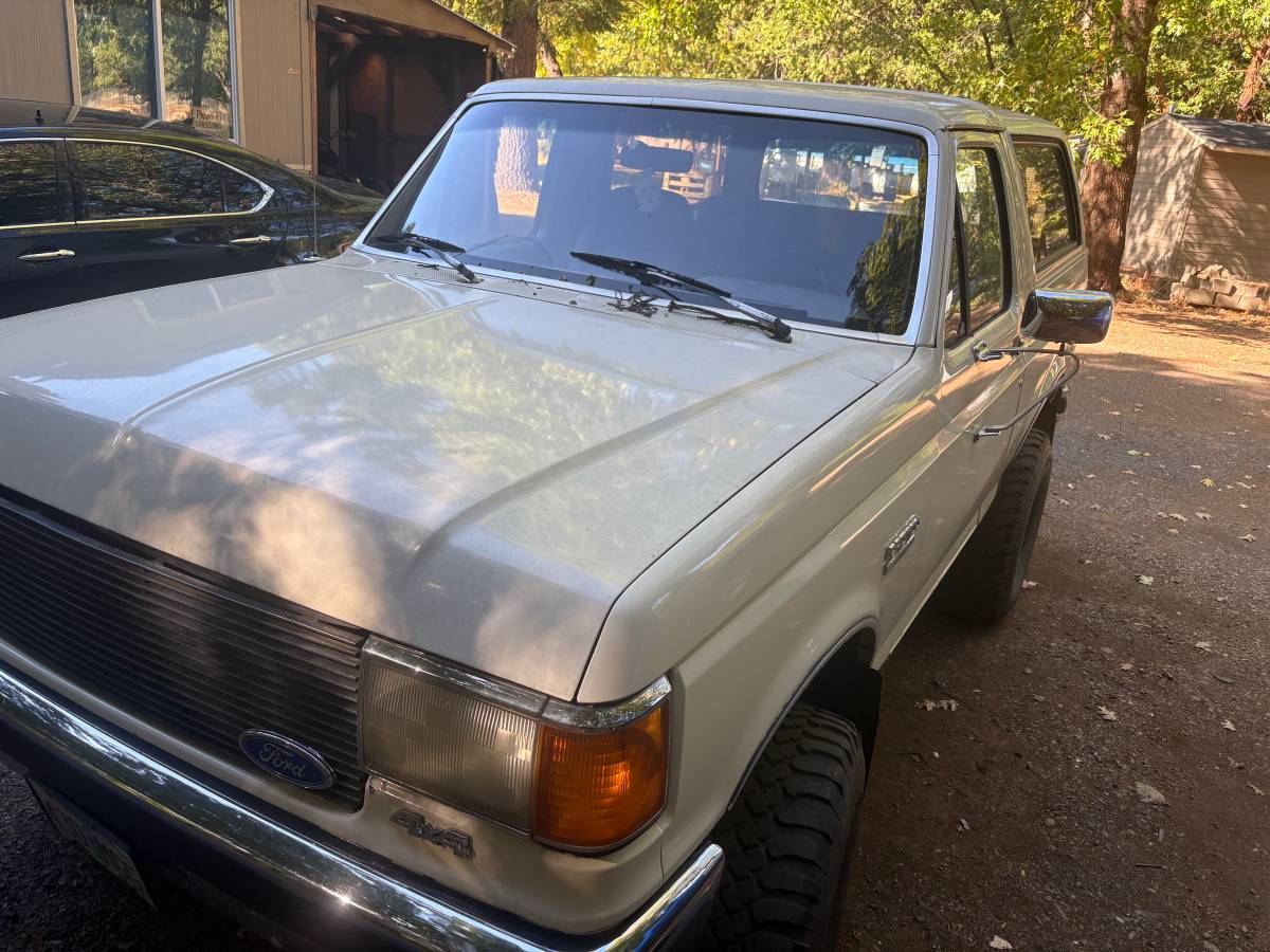 Ford-bronco-xlt-1990-white-4