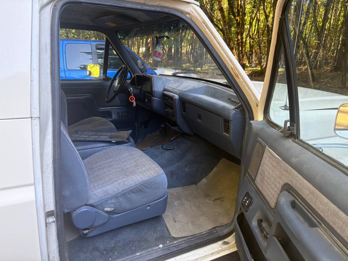 Ford-bronco-xlt-1990-white-7