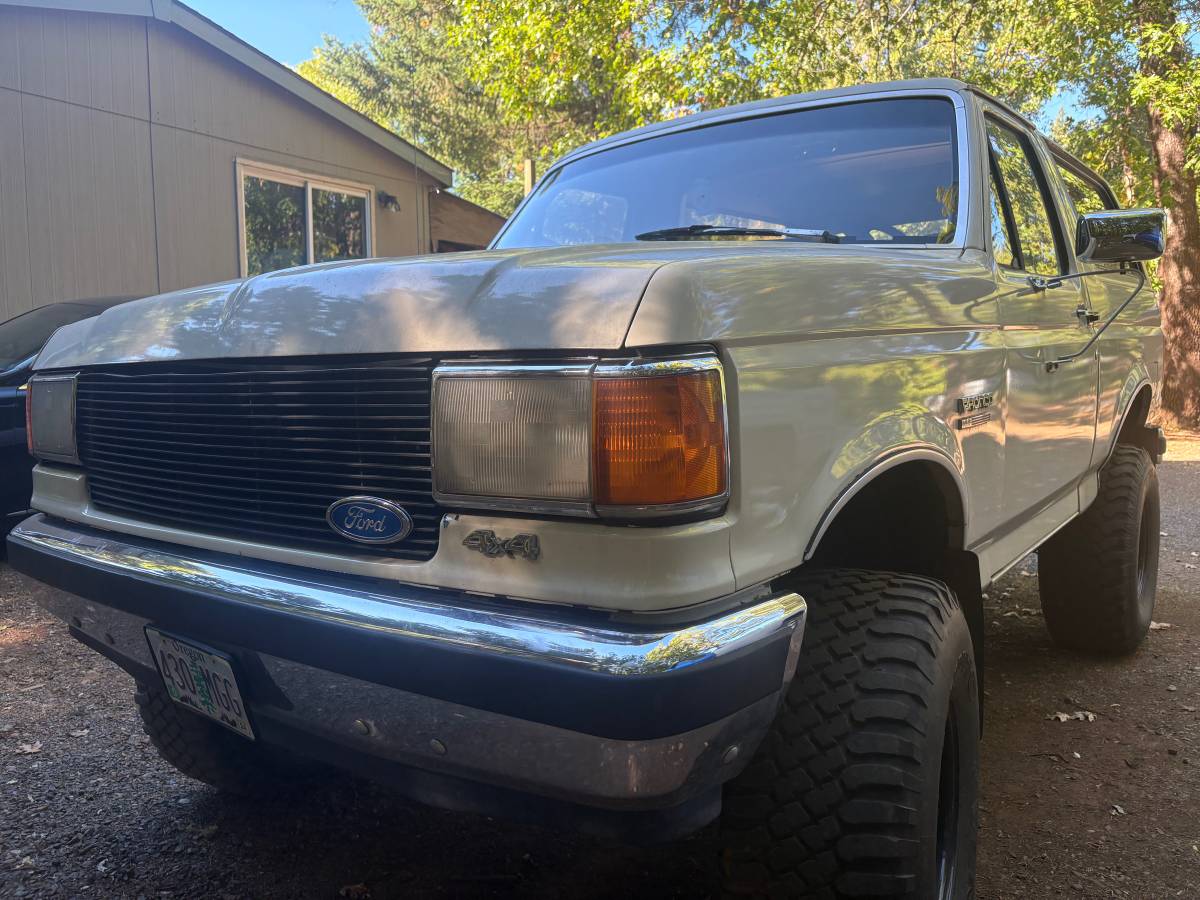 Ford-bronco-xlt-1990-white