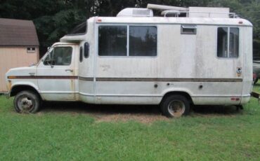 Ford-chateau-camper-special-motorhome-1977-white-1